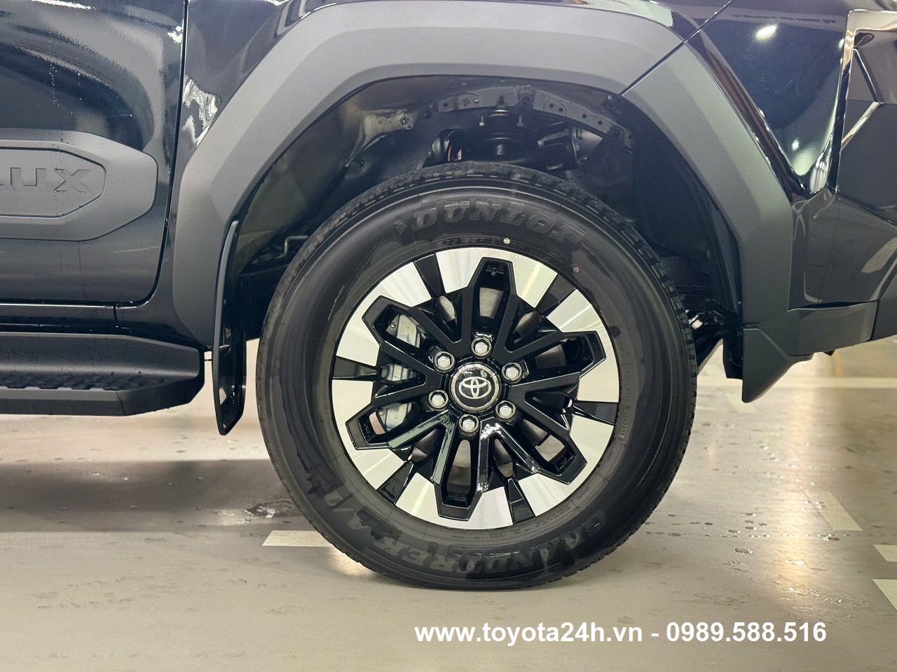 toyota-hilux-2.8AT-4x4-2026-mau-den-lazang-xe